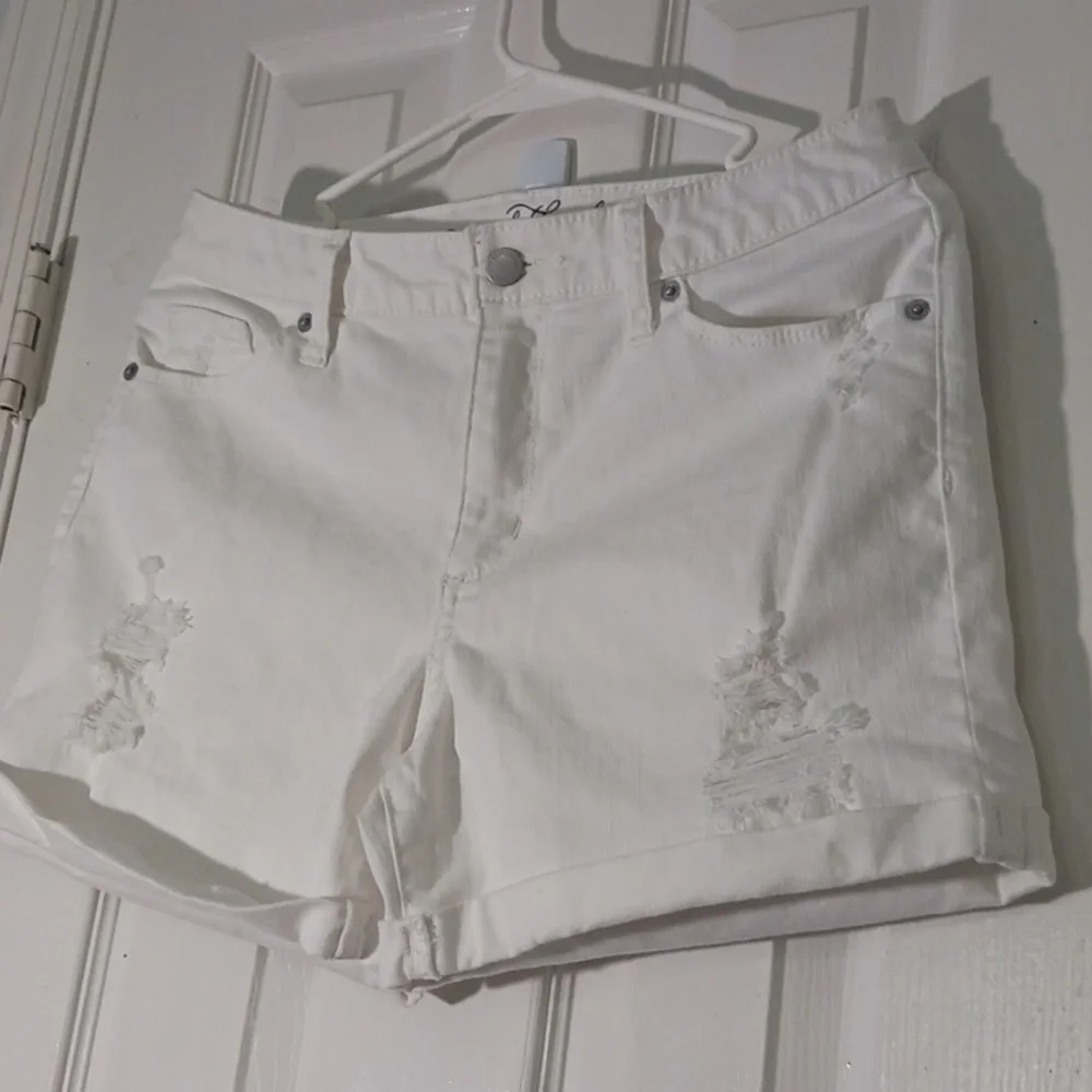 Universal Thread Shorts With Ripped Details - Picture 3 of 4